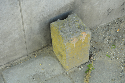 900843 Afbeelding van een betonnen paaltje met het opschrift GAS aan de Blauwkapelseweg te Utrecht, tegen de zijgevel ...